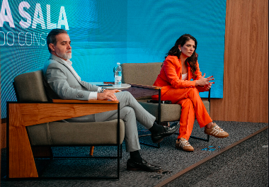 Empresários em conversa no palco durante evento de alto nível